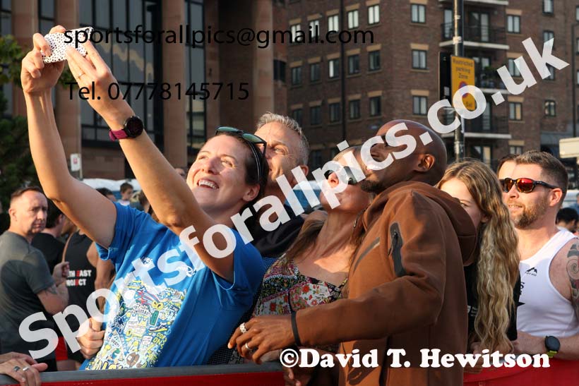 Sir Mo Farah selfie, AJ Bell Great North 5k, Newcastle Quayside.  Photo: David T. Hewitson/Sports for All Pics